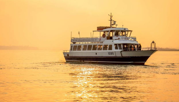 Sunset Boat Cruise - Photo 3, Enjoy the sunset on a boat