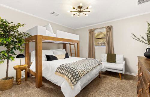 Lux 5BR gem with Heated Pool, SPA, and Outdoor Movie Theater - Foto 22