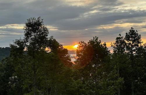 Charming Cabin with Incredible Mountain Views - Foto 46