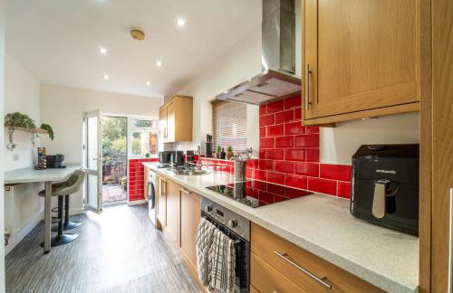 Cosy 3-Bed House With Parking, 5 Mins to QE & Uni - Photo 57