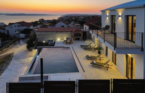 Newly built Villa MarVista with 4 bedrooms,infinity pool & stunning sea and mountain views - Photo 41