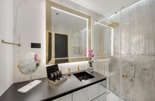 Posh Residence Luxury Suites - Photo 31