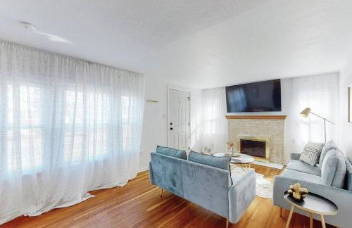 End Zone Escape-Light and Bright HOF Village Home - Foto 29