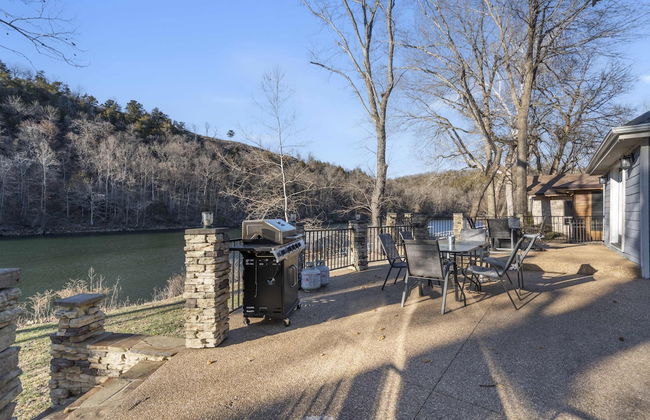 Foggy River Retreat For 16! - Photo 35