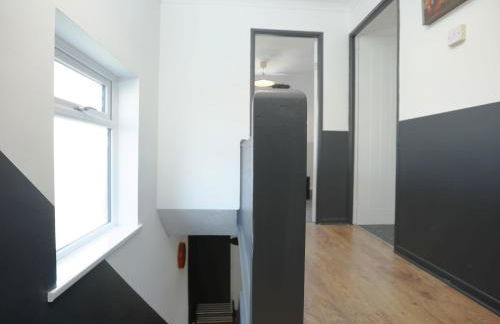 Homely ! Perfect for Contractors and Guests with Private off street parking - Foto 49