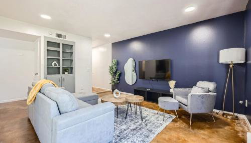 Your Cozy King Suite Getaway - Sleeps 4 - Pool, Prkg - Foto 2