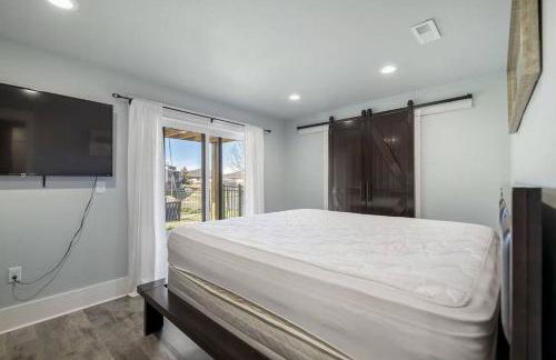 The Fox Den 4BR/3BA- Near HWY 12 Bridge-Lakefront - Foto 25