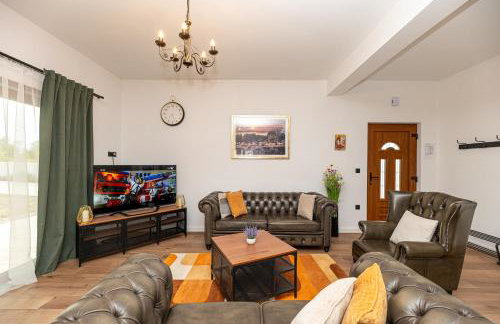 Villa Pietro with a heated Saltwater pool - Photo 25