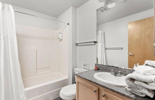 Modern Downtown Apartment 2BR 2BA by CozySuites - Foto 13