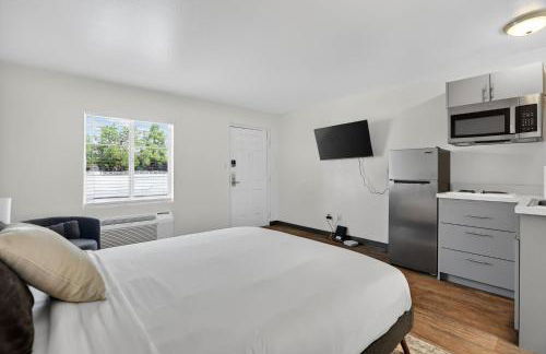 Chic furnished studio with inviting modern decor - Photo 4