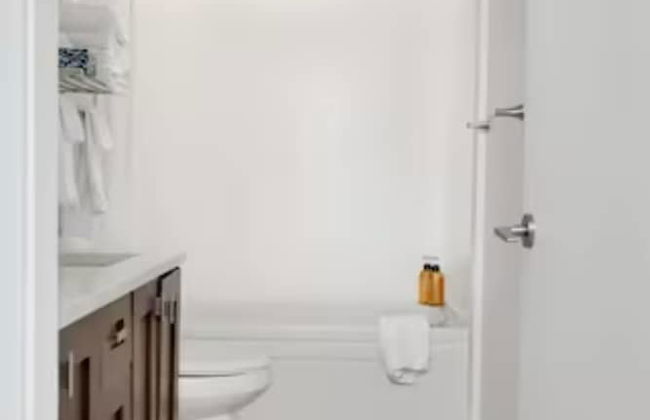 Lakeview Splendor 7BR Penthouse Bliss - Photo 27