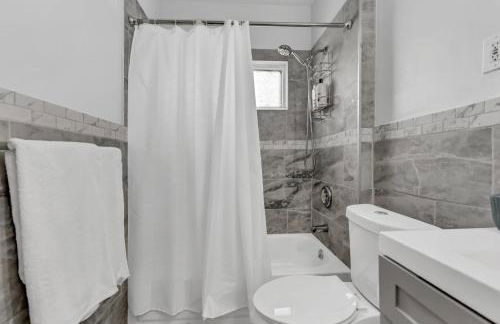 Renovated Main Floor Large 3 Bed House - Photo 25