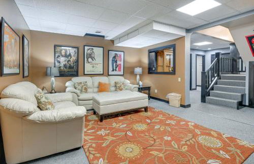 Large Home with Indoor Basketball Court and Game Room! - Foto 19