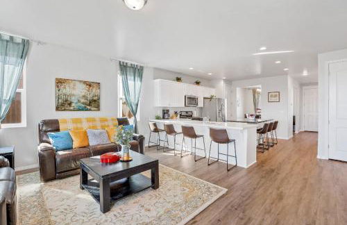 Beautiful Newly Built Home with Central AC - Foto 11