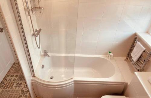 Comfy House with Parking for Multiple Vehicles - Foto 20