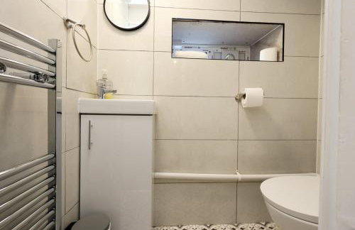 Modern Comfort 4 Bedrooms and Great Location - Foto 35