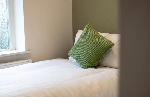 Comfortable 4 Bed Home - Free Parking & Fast WiFi - Foto 64