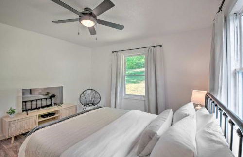 Lakefront Townville Gem with Boat Dock and Kayaks - Foto 19