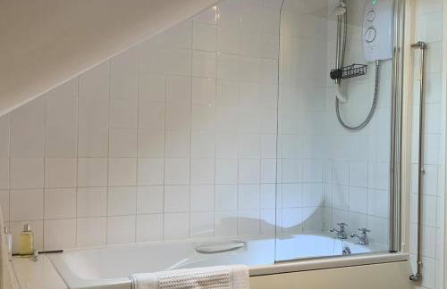 Large 2 bedroom town centre flat with free parking - Foto 35