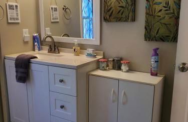 Cheerful Cozy Cottage 2 bedroom 1bath - Photo 21