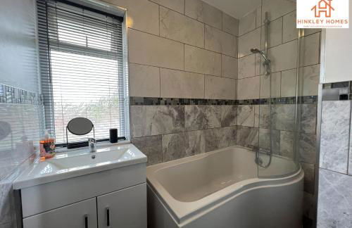 Large Home - Free Parking-WiFi By Hinkley Homes Short Lets & Serviced Accommodation - Foto 36