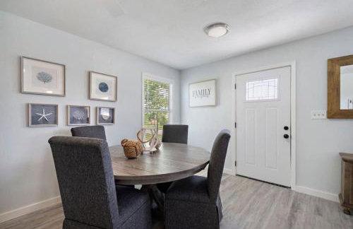 Cozy and charming getaway with deck, close to beach - Foto 10