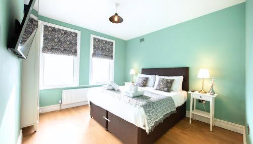 Victorian 2 Bedroom Flat, King Beds, Free WiFi, Near Shops & Transport, E17 - Foto 4, wardrobe