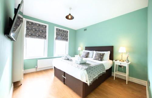 Victorian 2 Bedroom Flat, King Beds, Free WiFi, Near Shops & Transport, E17 - Foto 4