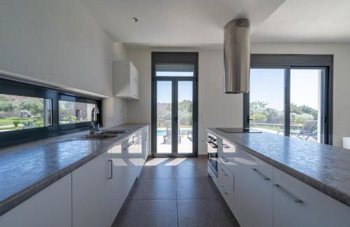 Villa & Stone House with Pool, 10 Mins to Skala Eressos Beach - Foto 34