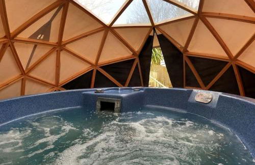 Romantic Treehouse with Hot Tub & BBQ Lodge - Foto 9