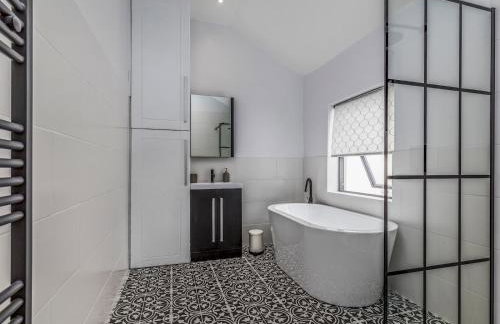 Delightful 2 Bed House a Stones Throw From Beach - Pass the Keys - Photo 42