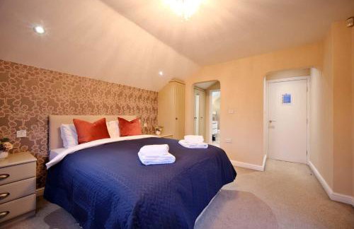 Spacious Dewsbury Home, 8 beds, sleeps 10, Free Parking and Wifi, 3 TVs, Close to motorways - Foto 15