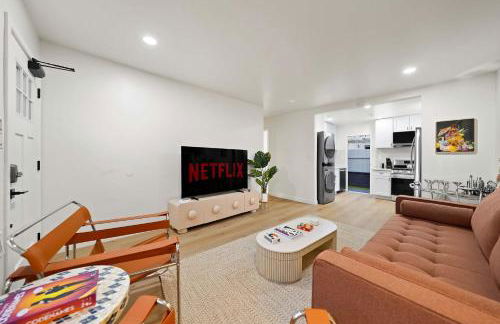 Explore North Park Chic 2br with Fire Pit Sleeps 6 - Foto 7