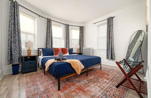 Whole House Near NYC and Transit with Game Room Fire Pit and King Bed - Foto 7