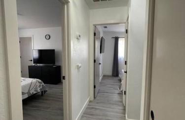 Entire Modern House with King bed & 65inTV - Foto 33