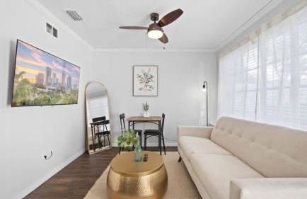 Comfy Modern Farmhouse Cottage w/ Private Patio! - Foto 1