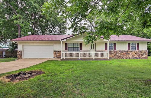 Yard and 15 Boat Slip Waterfront Grove Getaway - Foto 1