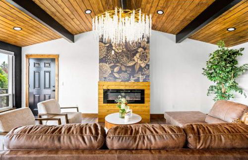 Great Falls Premier Retreat by Wrecked & Refined Stunning Views Hot Tub Family Fun - Foto 3