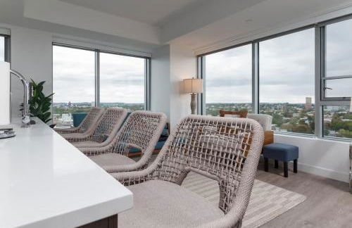 High Rise Retreat w City Skyline Views Shared Gym - Photo 17