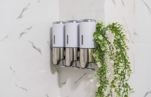 #99 Quirky and Stylish 3-Bedroom - Close to Drayton Manor Theme Park - Sleeps 6 - "Perfect for contractors and Families - Free parking" - Photo 18