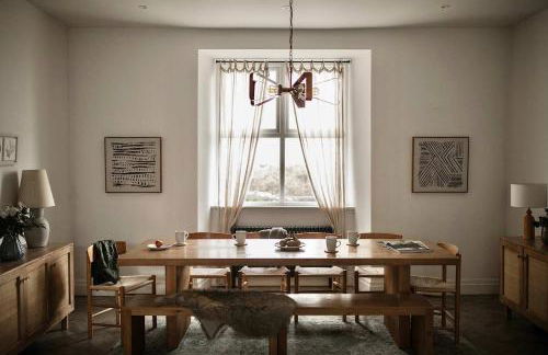 Luxury coastal retreat with sea views - Photo 10