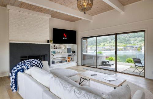 Dockside getaway with hot tub & dock - Foto 32