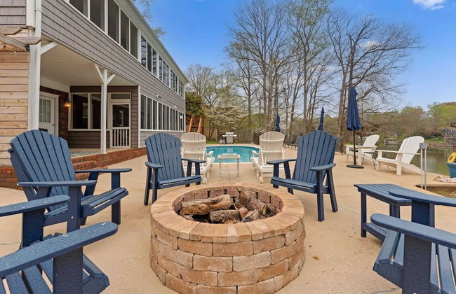 Sleeps 22, Lakefront w/ Private Dock & Pool, 2 Houses Lake Living by Avantstay - Foto 15