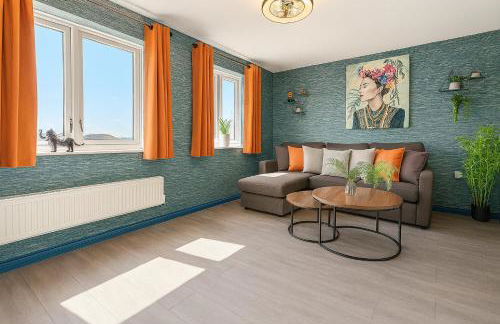 Free Parking and Garden 3 Bedroom Sleeps 8 guests - Photo 8