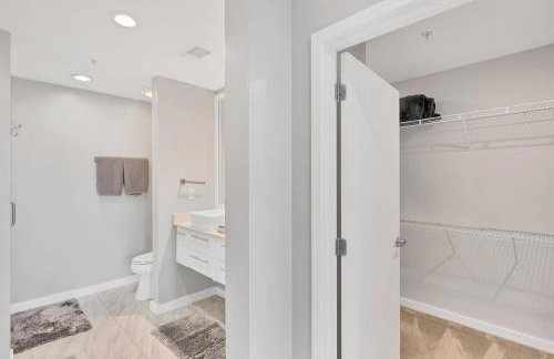 Modern 3 bedroom condo in downtown w free parking - Foto 23