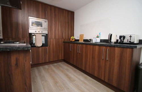 Modern and Cosy 3 Bed House Close to Cardiff City Centre perfect for Family Relocations, Contractors & Groups by Gurkha Stay with Free Parking and Wifi - Foto 41