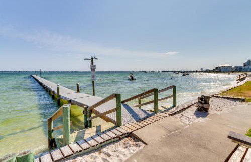 Bayfront Pensacola Beach Condo with Pool and Elevator - Foto 23