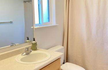 HOT TUB! King Bed-Firepitt-Near Airport& Freeway - Foto 30