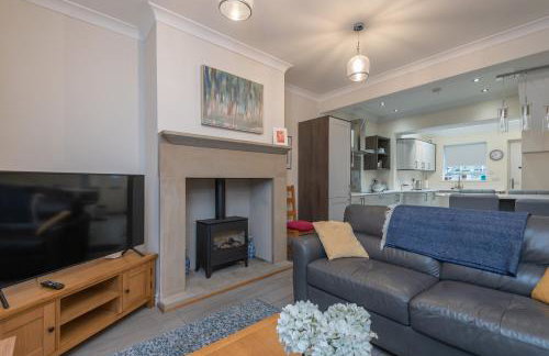 Sleeps 6 4 bedrooms 2 minute walk to the Square Hosted Happy Valley Cast - Photo 18