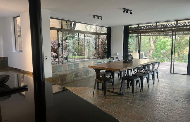 Bryanston Luxurious 4-Bed Villa - Photo 1